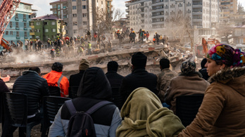 Sorra veszik őrizetbe az összeomlott épületek kivitelezőit Törökországban