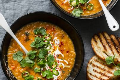 Fűszeres, melengető vöröslencse leves: édesburgonyától lesz krémes