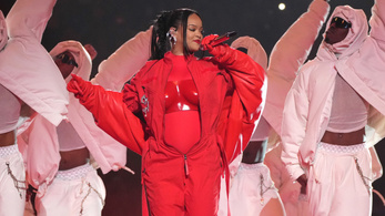 Rihanna pécsi kesztyűt viselt a Super Bowl alatt