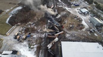 Kisiklott egy mérgező anyagokat szállító vonat Ohióban, evakuálták a lakosokat