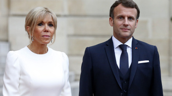 Elítéltek két embert, mert azt terjesztették, hogy Emmanuel Macron felesége férfiként született