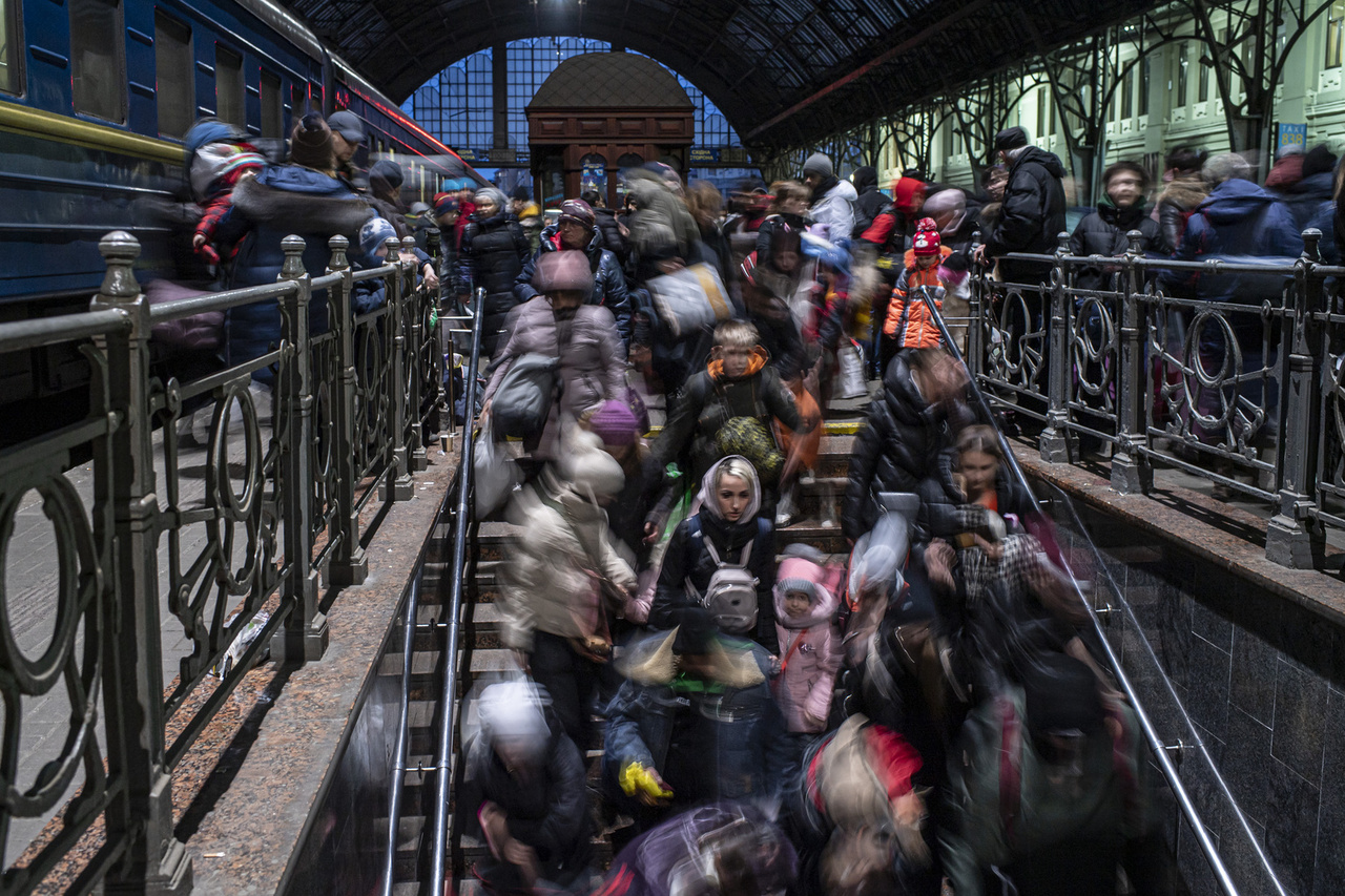 Társadalomábrázolás, dokumentarista fotográfia (egyedi) 3. díj, Az ENSZ Menekültügyi Főbiztosságának (UNHCR) különdíja az ukrán menekültekről készült legjobb egyedi képért: Menekülők - A lembergi vasútállomáson keresztül naponta sok ezren menekültek el a háború első napjaiban. Lemberg, 2022.03.02.
                        