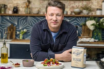 Jamie Oliver megmutatta feleségét: már 31 éve bolondul Joolsért