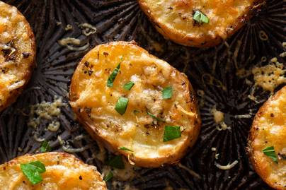 Fokhagymás, parmezános krumpli a sütőből: nem tocsog az olajban