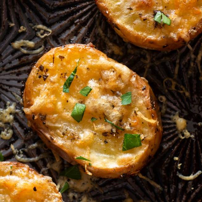 Fokhagymás, parmezános krumpli a sütőből: nem tocsog az olajban