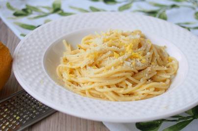 20 perces spagetti citromos pesztóval: míg kifő a tészta, elkészül a szósz is