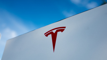 Több százezer autót hív vissza a Tesla