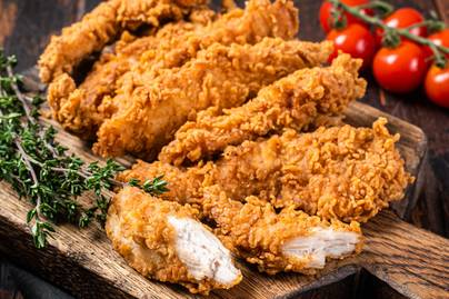 Ropogós, aranybarnára sült csirkecsíkok: vajpuha a hús a fűszeres bunda alatt