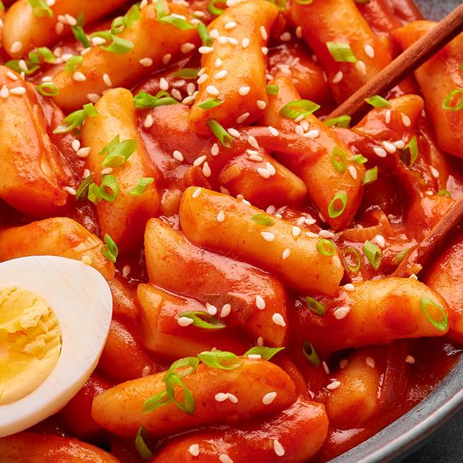 Isteni, ragacsos krumplinudli koreai módra: fűszeres, csípős szószban tálalva