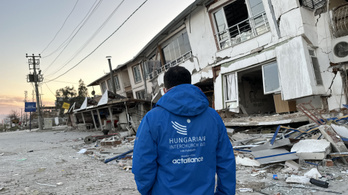 „Katasztrofális a helyzet, az épületek 60-70 százaléka megsemmisült” – magyar segítség Törökországban