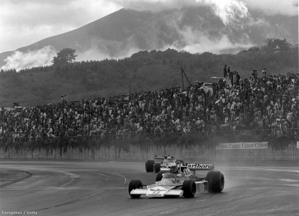 A híres Japán Nagydíj Fujiban, ahol minden eldőlt azon az esős októberi napon. Huntnak már minden esélye elúszni látszott, ám végül harmadikként befutott, és egy pont előnnyel megnyerte a világbajnokságot Lauda előtt. Elég lett volna a negyedik hely is, ám azt sem tudta, hol van az utolsó körök nagy kavarodásában.