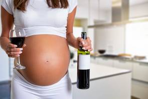 Ez történik a baba arcával, ha az anya alkoholt iszik a terhesség alatt