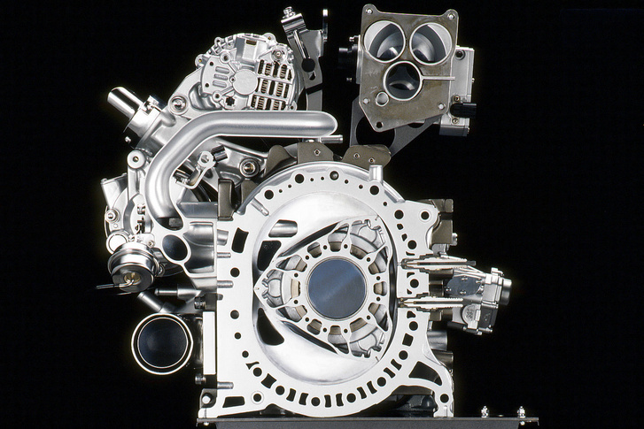 A Mazda RX-8 13B MSP Renesis motorjának metszete. A Mazda által általánosan alkalmazott fő méretek, oldalsó gázcsere nyílások, szívócső befecskendezés és két gyertyás gyújtás jellemzi