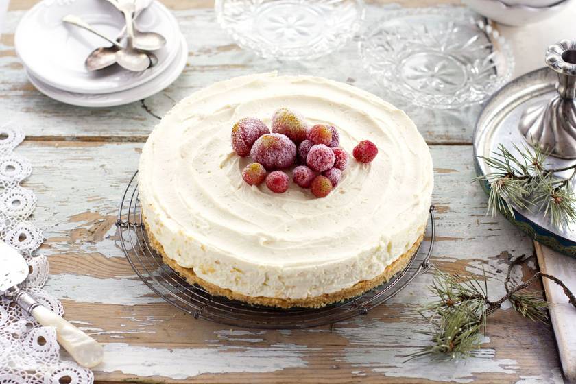 Fehér csokis sajttorta sütés nélkül: édes, mascarponés krém kerül a tetejére