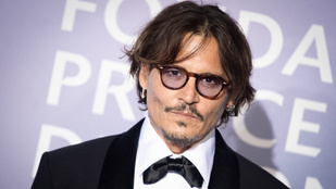 Johnny Depp 23 éves lánya félmeztelenül került címlapra és egyéb Insta-posztok