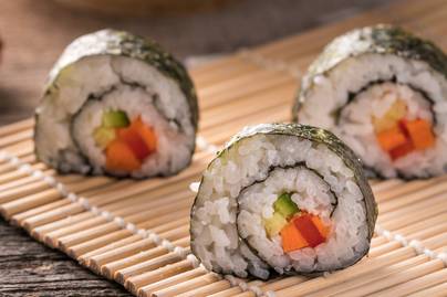 Zöldséges sushi egyszerű hozzávalókból: gyerekjáték összedobni