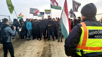 Blokád alá vette a Mi Hazánk a debreceni akkumulátorgyár építési területét