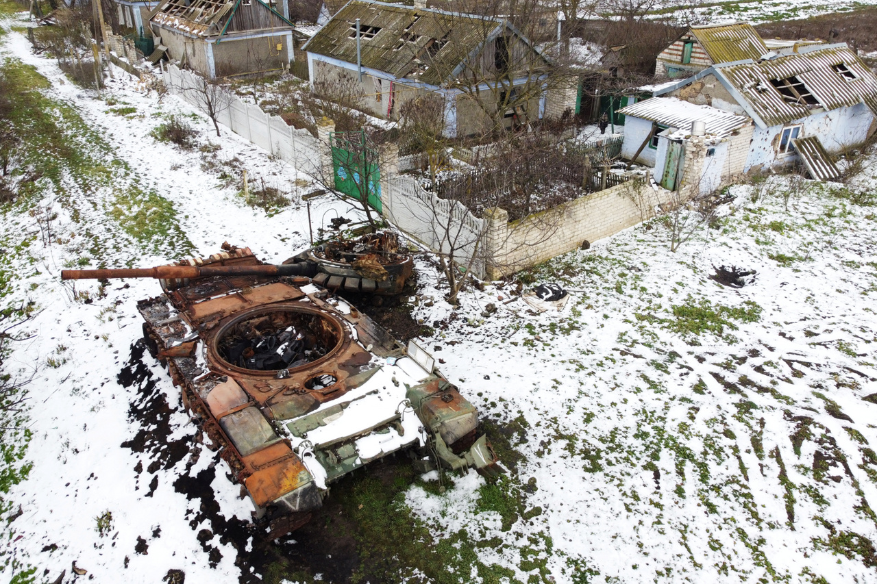 Szétlőtt orosz tank rozsdásodik a Kovaljov testvérek házaitól nem messze Poszad-Pokrovszkében. 2023. január 31-én.