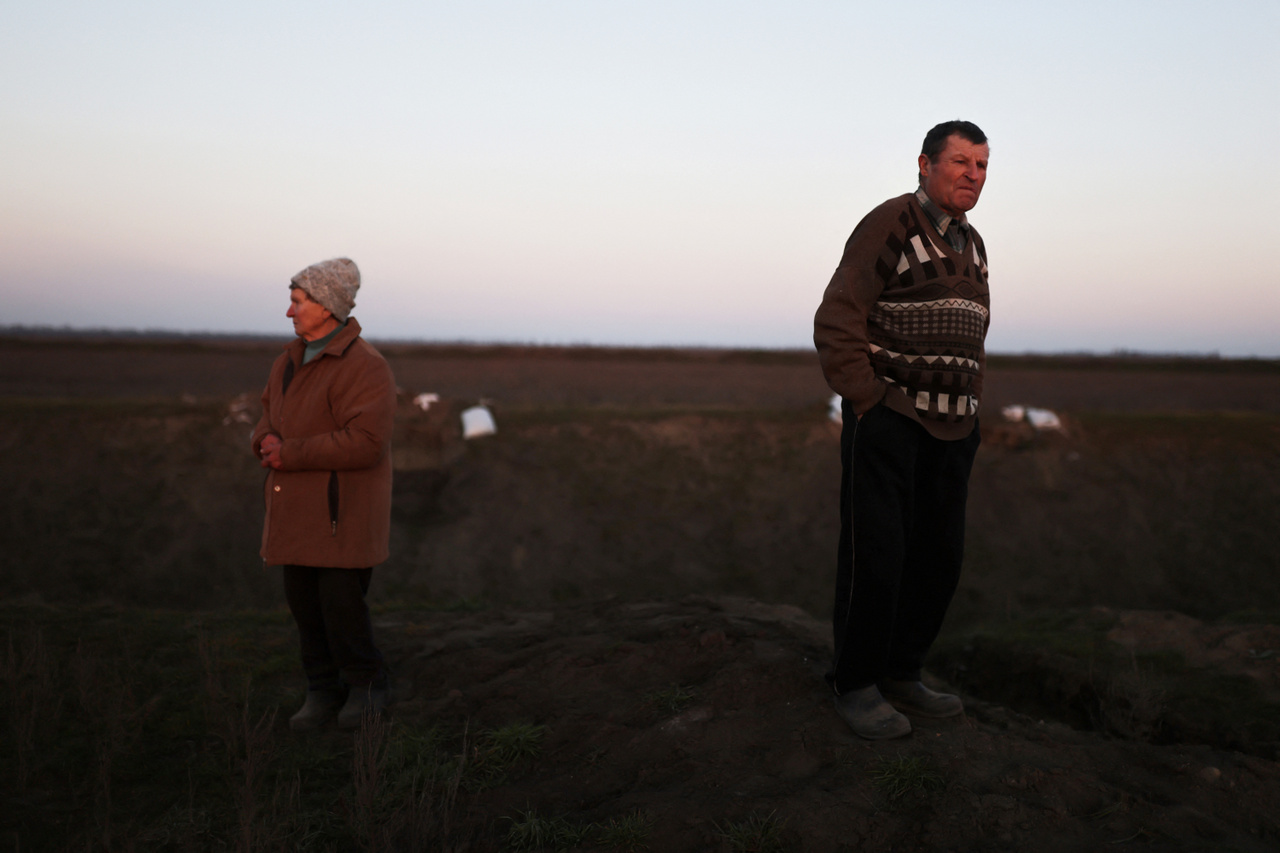 Sztíepan Kovaljov és felesége néznek szét a házuk mögött húzódó lövészárok rendszernél Poszad-Pokrovszkénél. 2023. január 26-án.