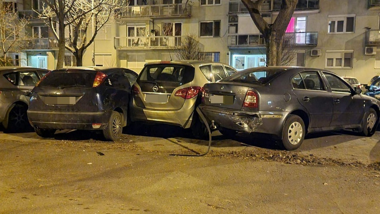Részeg férfi nézte tekebábunak a parkoló autókat Újpalotán