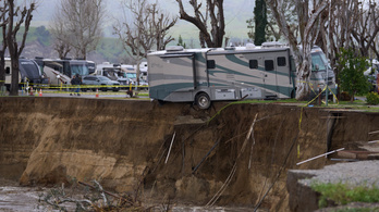 A folyóba zuhant egy lakókocsi Kaliforniában a viharban