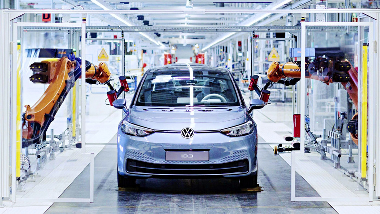 Nem csak a gyárakat, a dolgozókat is elektromosra állítja a Volkswagen