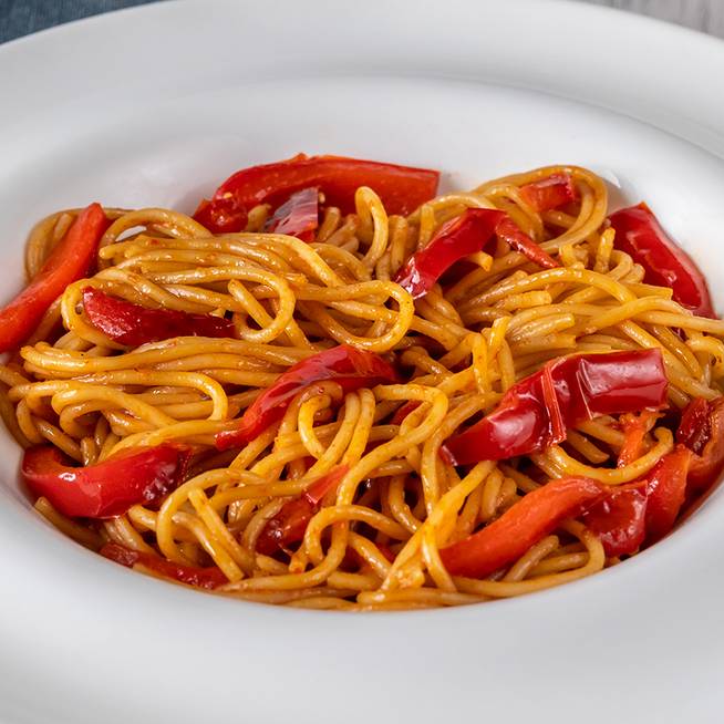 Krémes spagetti paprikával keverve: sült zöldség az alapja