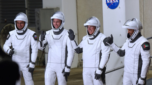 Orosz űrhajóssal a fedélzetén landolt a SpaceX a nemzetközi űrállomáson