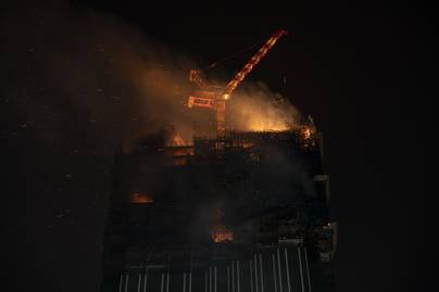 Megrázó videó készült a lángoló hongkongi felhőkarcolóról: megvilágította az éjszakai égboltot