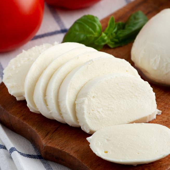Szeletelhető mozzarella sajt házilag: két hozzávalóból áll
