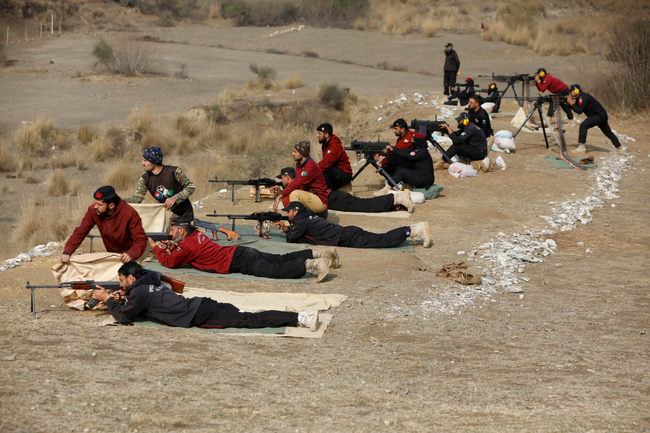 Céllövészetet gyakorló rendőrök egy pakisztáni kiképzőtáborban, 2023. február 10-én.