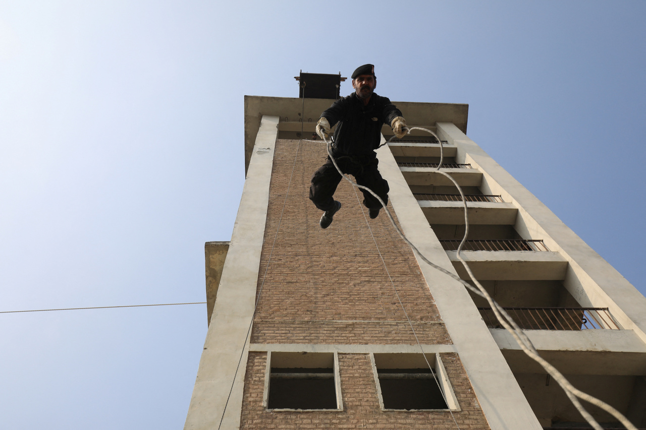 Kötélen függeszkedést gyakorló rendőr egy kiképzési gyakorlaton a pakisztáni Nowsherában.