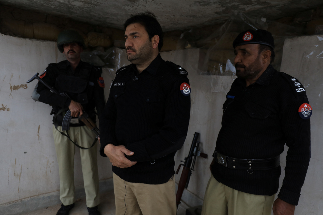 A 40 éves Jameei Shah (középen) figyel kifelé megerősített rendőrsükről Pesavár külvárosában. 2023 febriár 9-én.