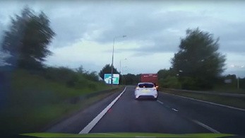 160-nal csapódott bele az előtte haladó furgonba a rendőrök elől menekülő brit sofőr