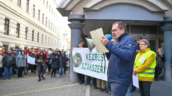 Elegük van a Magyar Posta dolgozóinak, a minisztériumhoz vonultak