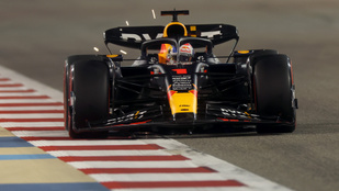 A címvédő Max Verstappen nyerte a szezon első F1-es időmérőjét