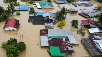 Házak tűnnek el a víz alatt Malajziában