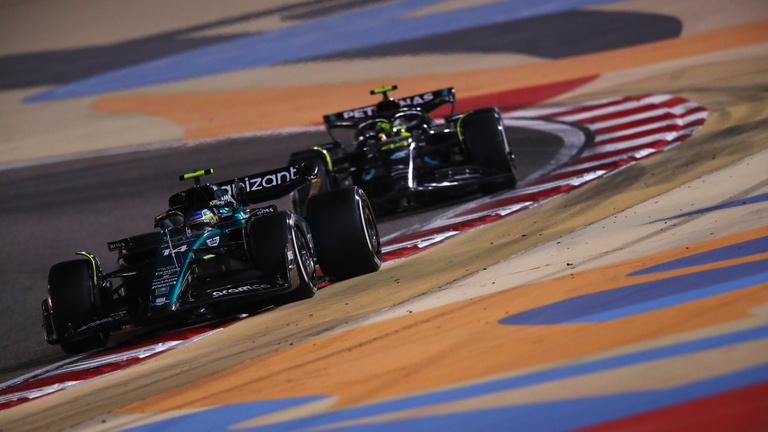 Alonso és Hamilton mentette meg az F1 bahreini nyitófutamát az unalomtól
