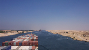 Zátonyra futott egy teherhajó a Szuezi-csatornában
