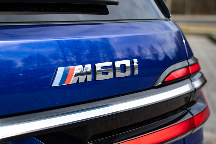 Az átdolgozott V8-as és a kis elektromotor miatt már nem M50i, hanem M60i a neve 