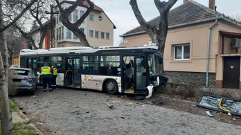 Súlyos autóbusz-baleset történt Szegeden, több mint tízen megsérültek