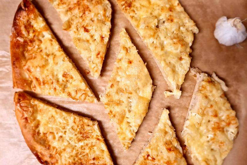 Elképesztően finom sajtos-fokhagymás pizza: krémlevesek mellé is kínálható