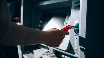 Már a minimálbér sem vehető fel ingyenesen a bankautomatákból