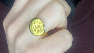 Ötmillió forintot is érhet a gyűrű, amelyet a kertjében talált egy férfi