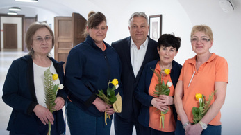 Orbán Viktor virággal köszöntötte a Karmelita kolostor női dolgozóit