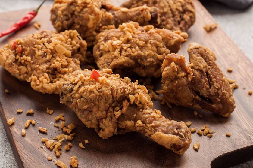 Fokhagymás rántott csirke pankomorzsában: többféle fűszer kerül a panírba
