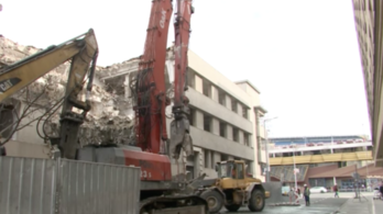 „Kilengett” egy ház Angyalföldön, leállította az épületbontást a kormányhivatal