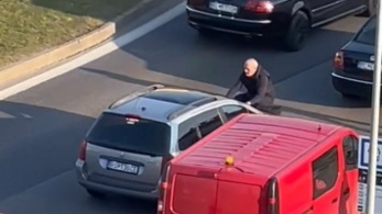 Őrjöngő férfival a motorháztetőn repesztett egy autó a forgalomban