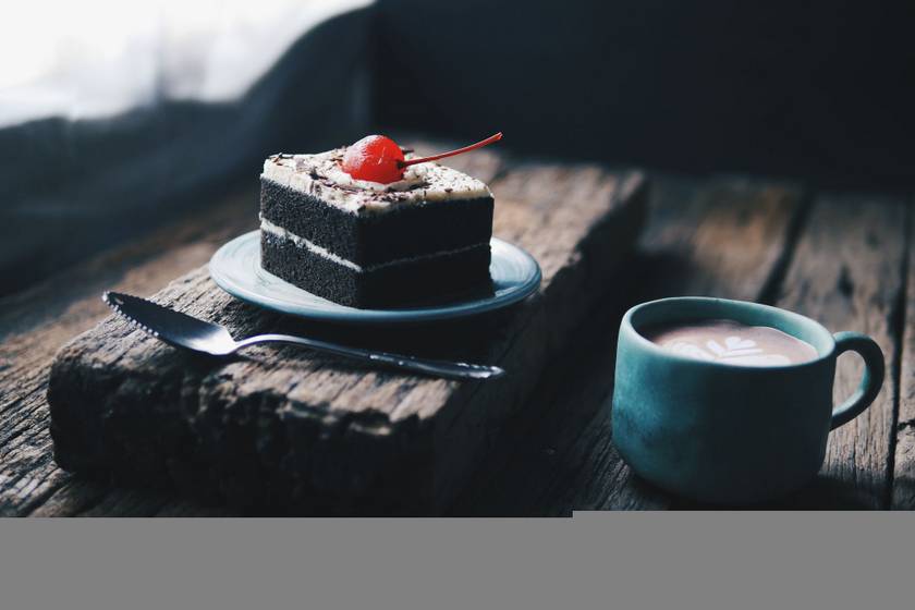 Csokis süti gazdag mascarponés krémmel: egyszerű kevert tészta az alapja