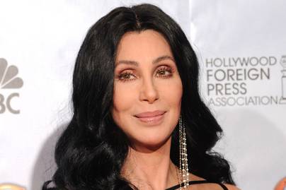 Cher először lépett a vörös szőnyegre 40 évvel fiatalabb vőlegényével: így bújt oda Alexanderhez